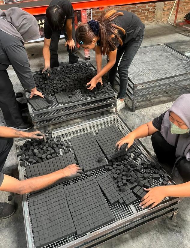 炭块整理与摆放